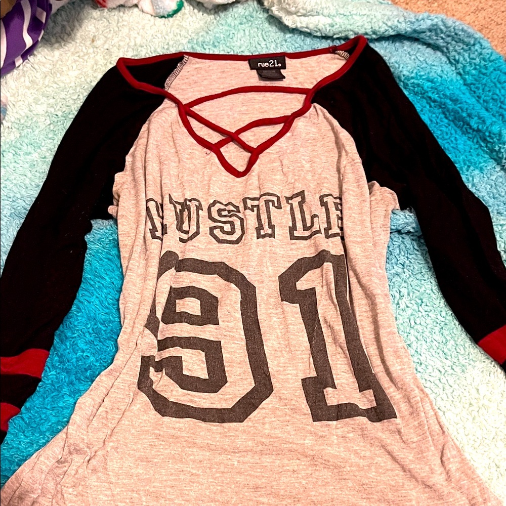 Rue21 Women's Gray and Black Graphic Top